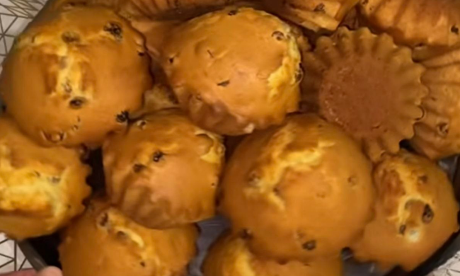 Пухкі та вологі кексики з родзинками: фото скрін рецепту