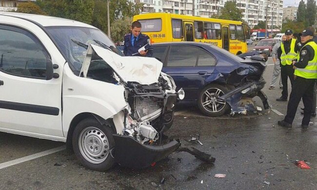 Масштабное ДТП на Оболони: есть пострадавшие (фото)