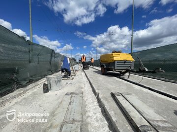 Ремонт трамвайних рейок на Старому мості у Дніпрі