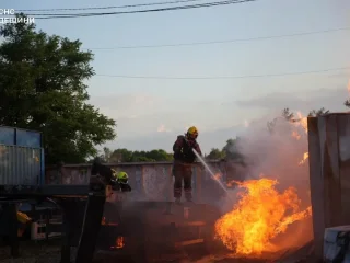 Спасатели ГСЧС ликвидируют последствия ракетного обстрела Одессы