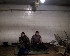 На Донбасі у підвалі СБУ бойовиків тримають разом з бійцями
