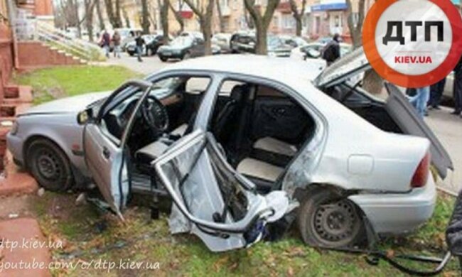 На викраденому авто злодій врізався в будинок в Чернігові (фото)