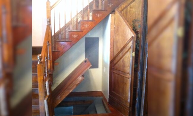 Женщина спустя годы жизни нашла потайную дверь в доме: внутри она нашла то, что заставило ее переехать