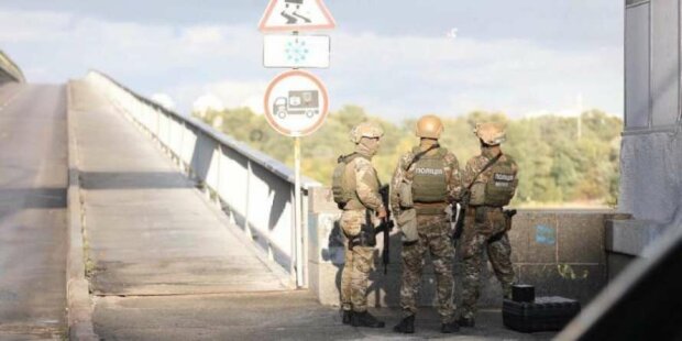 Схопили "мінера" без єдиного пострілу: копи похвалилися спецоперацією на мосту Метро в Києві