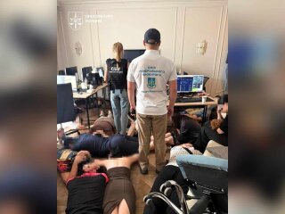 Правоохранители во время обыска мошеннического call-центра