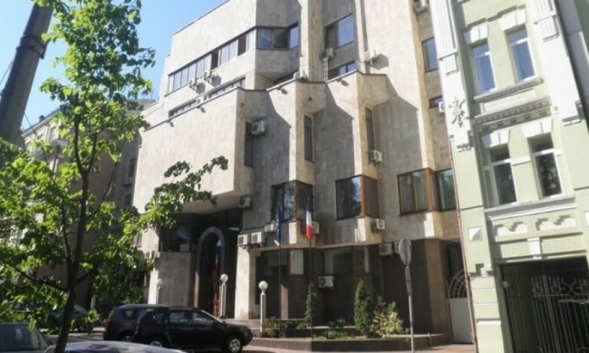 Посольство Франції порушує візову угоду з Україною