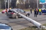 У Львові електроопори рухнули на дорогу, фото:Facebook