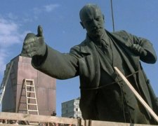 Бджоли-комуністи звили гніздо в інтимному місці Леніна: фото