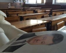 Зі шкіл приберуть фотографії Порошенко