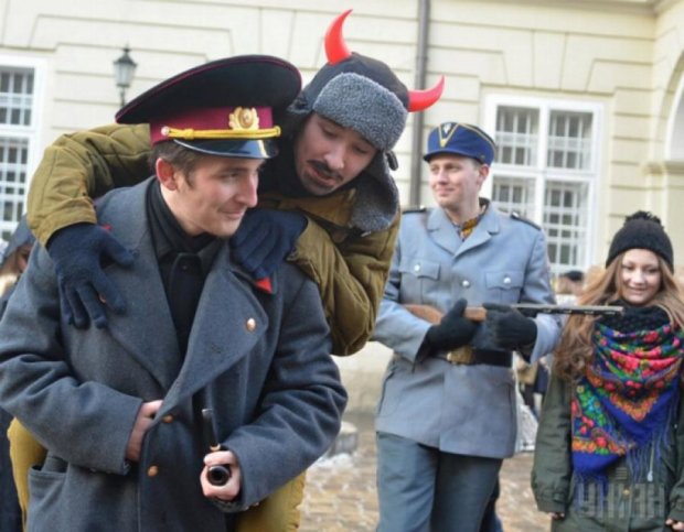 Львів'яни вертепують у костюмах воїнів УПА (фото)