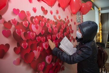 У Святошинському ЦНАПі влаштували романтичну акцію