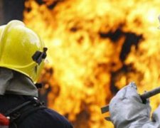 У Києві вночі зайнялись одразу три автівки (відео)