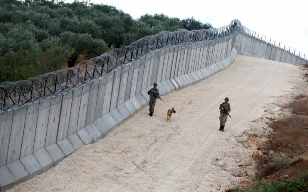 Турция отгородилась от Сирии гигантской стеной