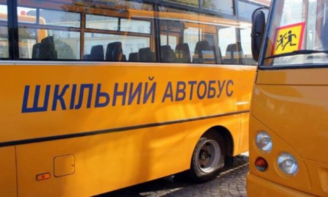 Легковушка на большой скорости протаранил школьный автобус в Донецкой области