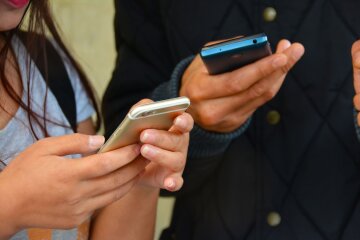 смартфон у руках, фото Pxhere