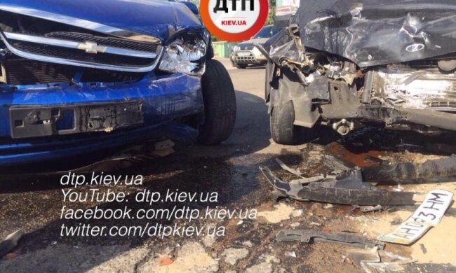 Жуткое ДТП под Киевом: два авто всмятку
