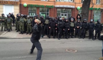 В Киеве активисты забросали булыжникаки в офис Ахметова и "Сбербанк России" (фото)