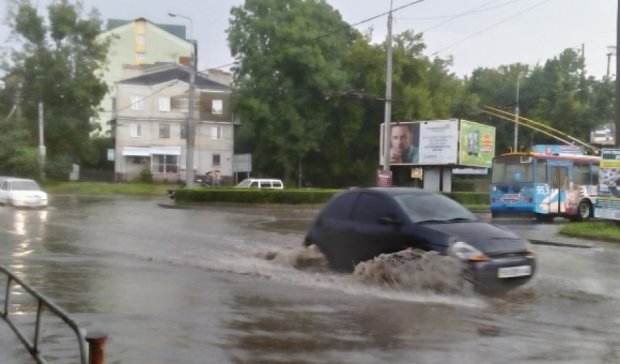 Улицы Тернополя затопило после дождя (фото)