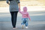 Горе-матір прив'язала "біснуватого" малюка до дерева і залишила в лісі, але сталося диво