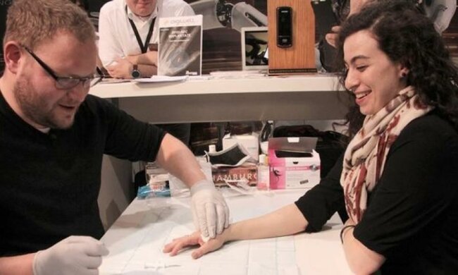 В Німеччині всім бажаючим вмонтовують чіп для платежів у руку 