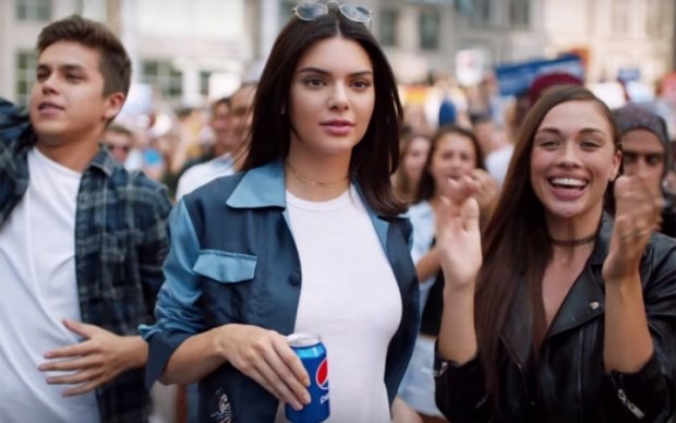 Pepsi извинилась за провокационную рекламу с Кендалл Дженнер