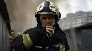 Наслідки падіння дрона біля Палацу "Україна" в Києві