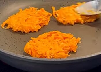 Морковные оладьи, скриншот из видео