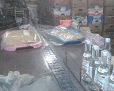 Правоохоронці прикрили підпільний алкогольний цех на Дніпропетровщині (відео)