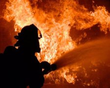 Горить і вибухає: великий російський завод охопило вогнем