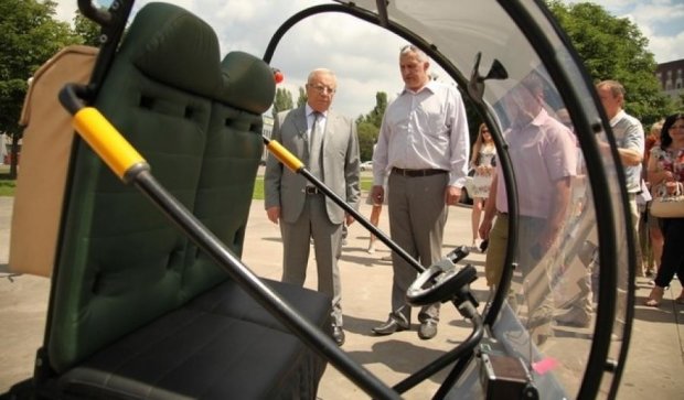 Изобретатель из Кривого Рога презентовал двухколесный электроавтомобиль