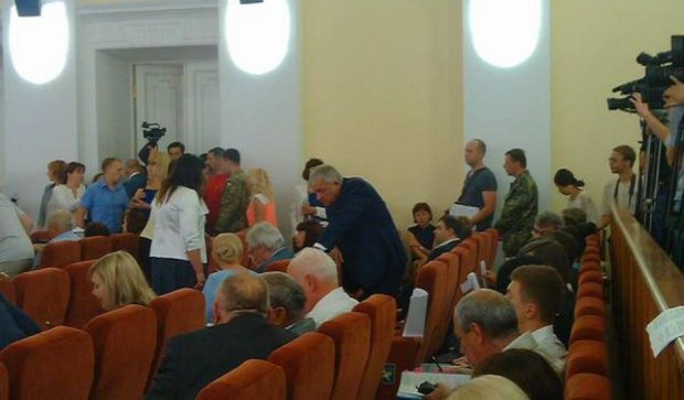 Депутатам Харківської міскради на засіданні вручили повістки