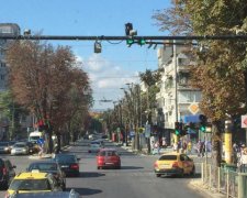 Посеред багатолюдного Києва асфальт пішов у себе: фото