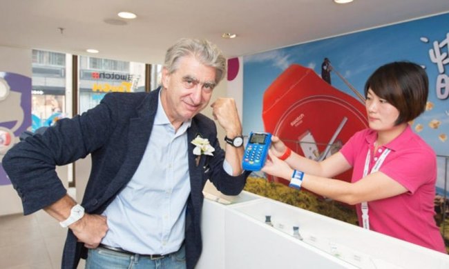 Швейцарці презентували годинник-банківську карту