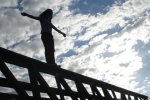 "Синий кит" снова в Украине: храбрый военный вытащил молодую девушку с того света