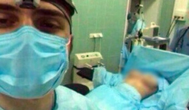 Студент-медик сфотографировался на фоне обнаженной пациентки
