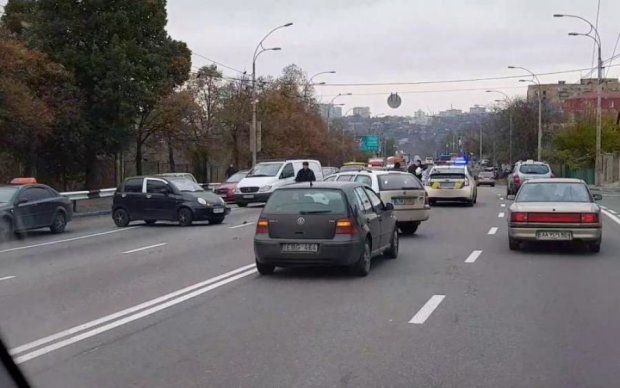 Терміново! У Києві фура протаранила п'ять авто