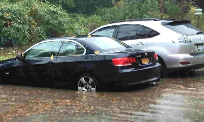 Автомобіль-утопленник. Фото знімок екрана Youtube