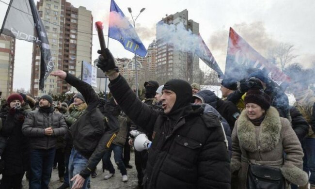 Активісти повісили "Путіна"