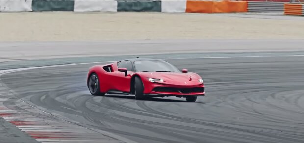 Ferrari SF90 Stradale, скриншот: Youtube