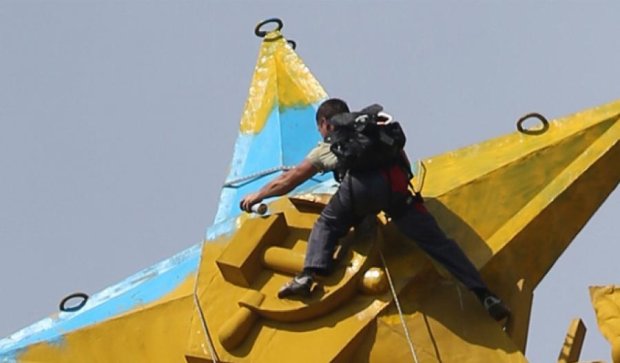 Пофарбована зірка у Москві: суд виправдав парашутистів, але ув’язнив руфера