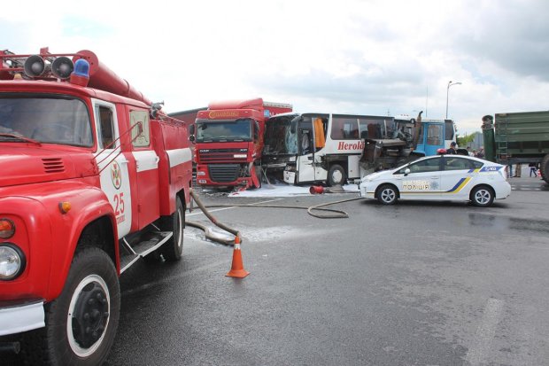 В Днепре грузовик протаранил легковушку: за жизнь маленьких пассажиров борются врачи
