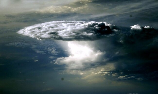 У мережі показали, як виглядають хмари з МКС