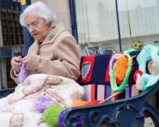 104-летняя британка украсила город вязаными изделиями (фото)