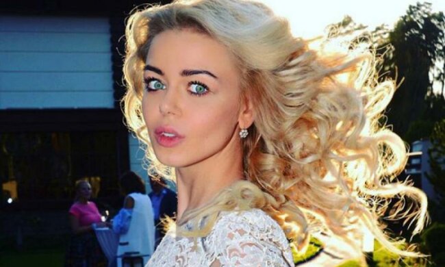 Виходить заміж? Аліна Гросу приміряла весільну сукню