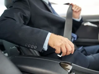 Ремень безопасности в салоне автомобиля