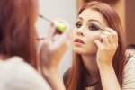 Дівчина наносить макіяж, фото pinterest