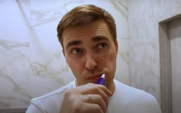 Чистка зубов, кадр из видео