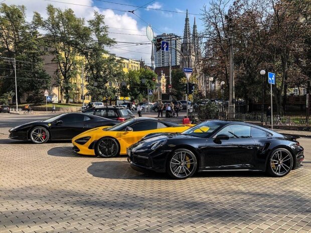 У Києві засікли найрозкішнішу парковку з елітними суперкарами: "Так виглядає мільйон доларів"