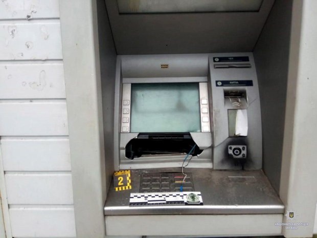 В Киеве легче найти таксофон, чем работающий банкомат Ощадбанка