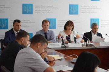 НАЗК повністю провалило роботу з деклараціями